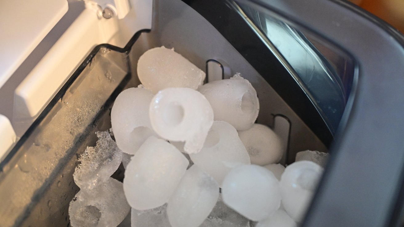 A pile of nugget ice cubes